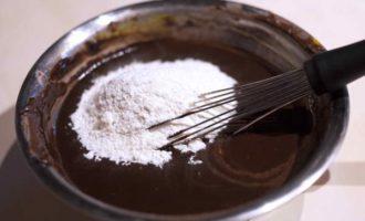 Рецепт шоколадных маффинов с творожной начинкой