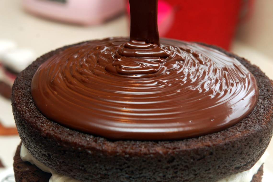 Залить шоколадом. Шоколадная глазурь ганаш. Помадка в шоколадной глазури. Торт ганаш карамель. Ганаш для торта шоколадный.