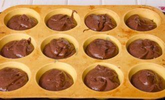 Рецепт шоколадных маффинов с жидкой начинкой внутри