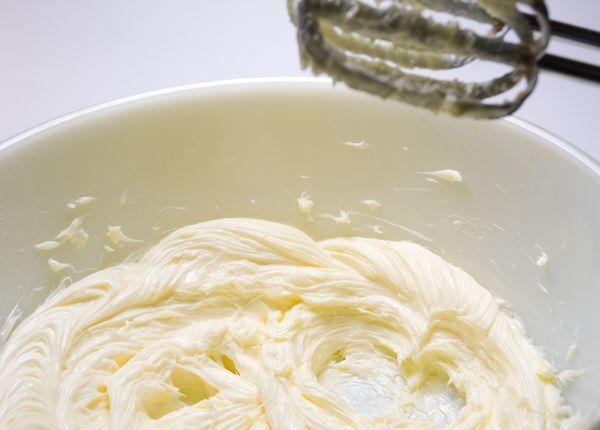 vzbit slivochnoe maslo s sypuchimi produktami