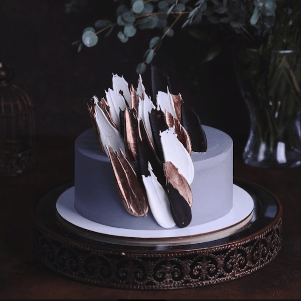 шоколадные перья на торте