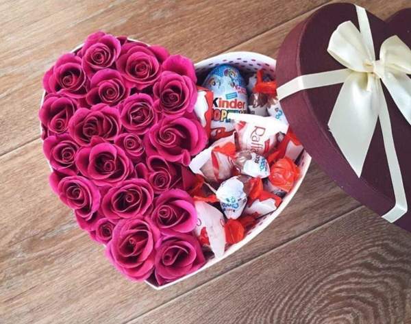 Шоколадки в картонной коробке с живыми цветами